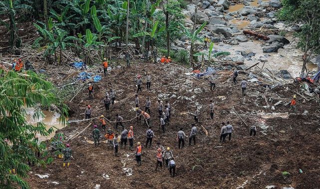 Endonezya'daki Depremde Hayatını Kaybedenlerin Sayısı 321'e Yükseldi