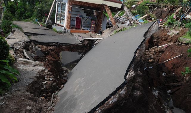 Endonezya'daki Depremde Ölü Sayısı 271'e Yükseldi