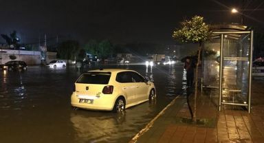 Antalya'da Etkili Yağış Nedeniyle Su Baskınları Yaşandı.