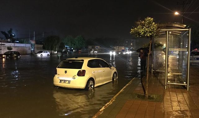 Antalya'da Etkili Yağış Nedeniyle Su Baskınları Yaşandı.