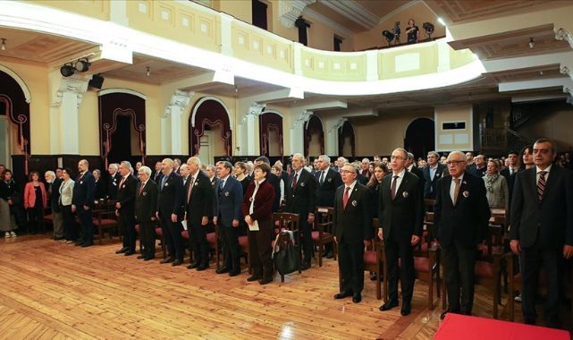 Galatasaray Lisesi'nin 25, 50 ve 75 Yıllık Mezunlarına Madalya Verildi