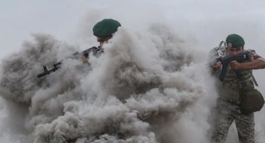 İran, Hürmüz Boğazı'nın Doğusunda Askeri Tatbikat Başlattı