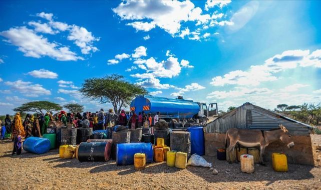 Kuraklığın Vurduğu Mandera’da Kuyular Su Tankerleriyle Dolduruluyor