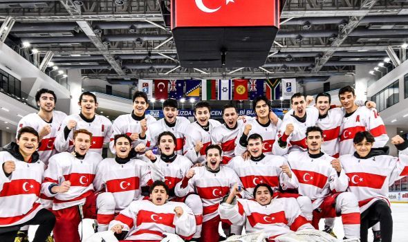 Buz hokeyinde Genç Milliler Yarı Finalde