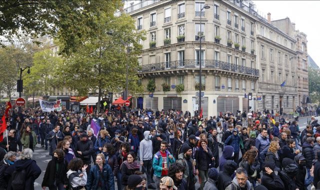 Fransa'da Emeklilik Reformu Protesto Ediliyor