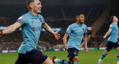 Burnley, Premier Lig'e Geri Döndü