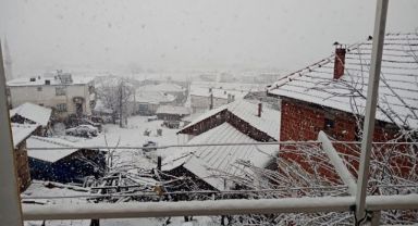 Demirci’nin Köylerine Nisanda Kar Sürprizi
