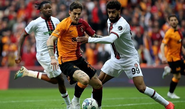 Lider 'Gümrük'e Takıldı
