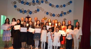 Önce konser verdiler sonra sertifikalarını aldılar
