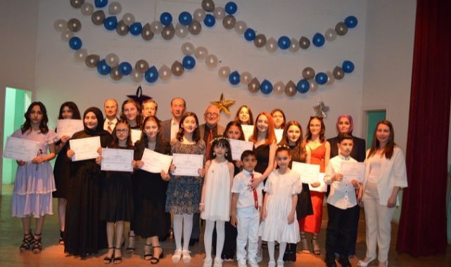 Önce konser verdiler sonra sertifikalarını aldılar