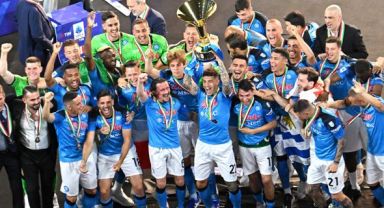 Napoli Kupayı Kaldırdı