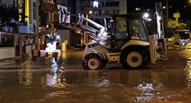 İzmir'de Ana Su Borusu Patladı