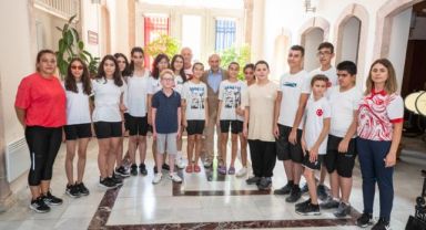 Görme engelli milli takım sporcuları Başkan Soyer’i ziyaret etti