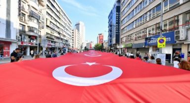 İzmirliler geleneksel Zafer Yürüyüşü’nde buluştu