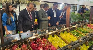 Türkiye’nin lezzetli yaş meyve sebzelerini almak için Antalya’ya akın ettiler