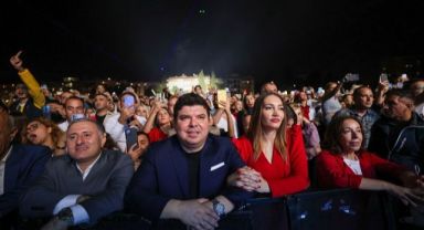 Buca’da Cumhuriyet coşkusu meydanlara sığmadı