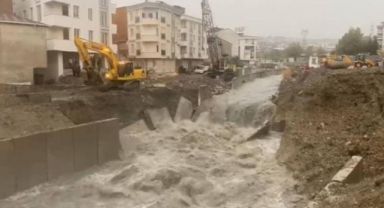 Esenyurt'ta dere taştı, istinat duvarı yıkıldı
