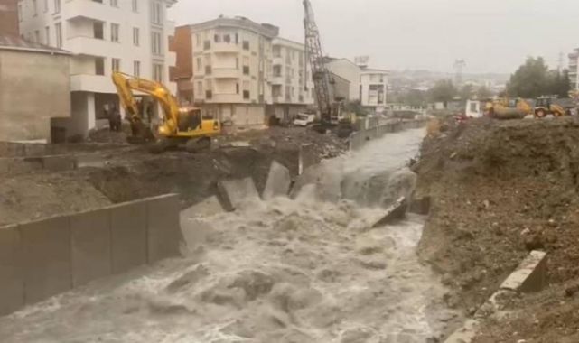 Esenyurt'ta dere taştı, istinat duvarı yıkıldı