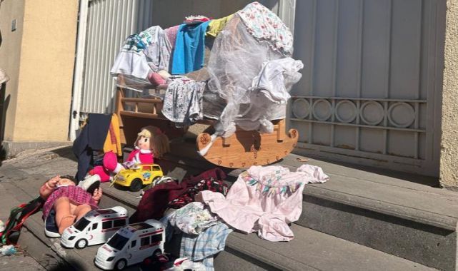 İsrail Büyükelçiliği önüne oyuncak bırakıldı