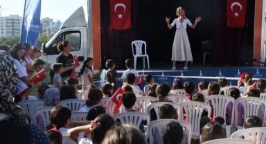 İzmirli minikler Cumhuriyet’in yeni yüzyılına ‘merhaba’ dedi