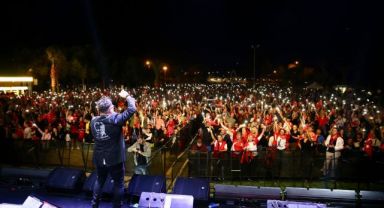 Karşıyaka’da Volkan Konak ile Cumhuriyet şöleni