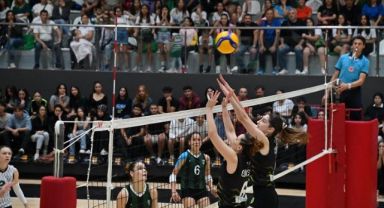 Manisa BBSK Voleybol Takımı evindeki ilk maçı kazandı