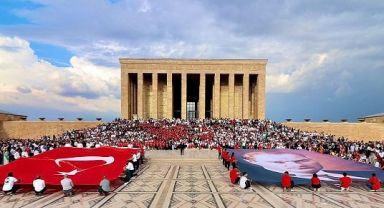 On Binlerce Lösev’li Ata’nın Huzurunda
