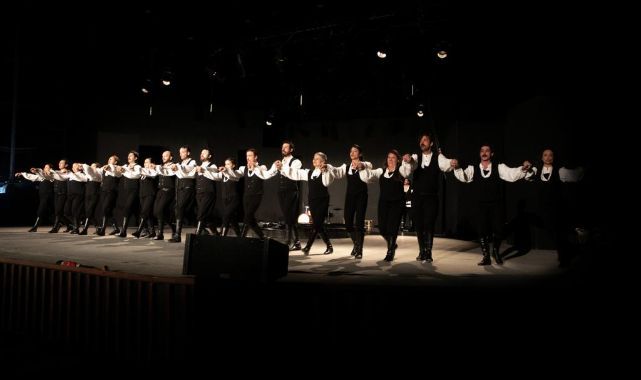 Deli Dumrul oyunu Bodrum Kalesi'nde ayakta alkışlandı