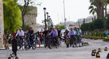 Denizi ve güneşi ile Çeşme, seni çağırıyor!..