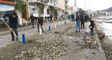 Foça’da Fırtına İzleri Siliniyor