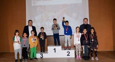 Geleceğin satranç ustaları ödüllerine kavuştu