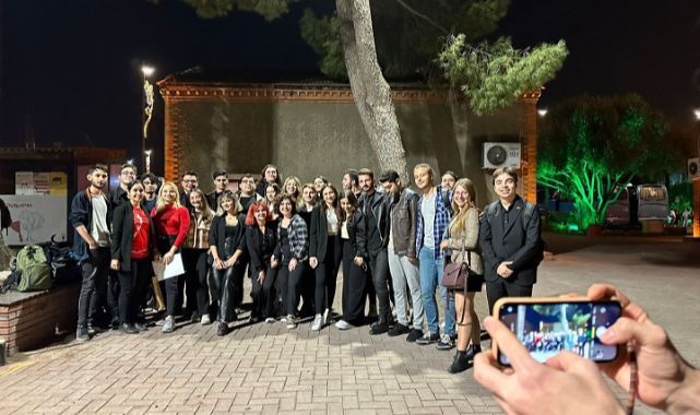 Genç İzmirliler Ata’nın huzurunda