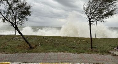 İstanbul'da Fırtına Hayatı Olumsuz Etkiledi