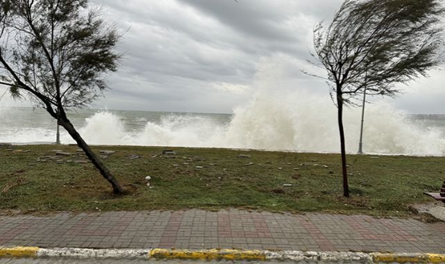 İstanbul'da Fırtına Hayatı Olumsuz Etkiledi