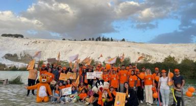 Turuncu Renkte Boyanan Pamukkale Travertenleriyle Sevgi, İyilik ve Umudu Kutladılar