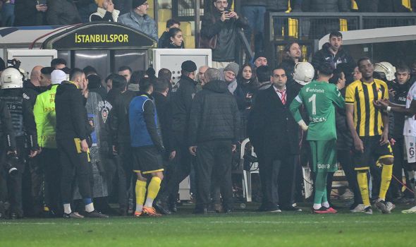 İstanbulspor Sahadan Çekildi