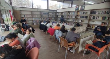 Bayraklı ‘kitap kafeleri’ çok sevdi