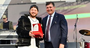 Başkan Tugay genç müzisyenlerin hayalini gerçekleştirdi