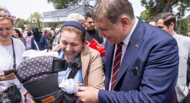Başkan Tugay Kültürpark’ta çocuklarla bir araya geldi