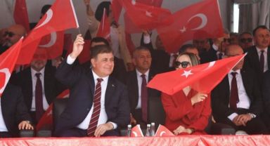 Cumhuriyet Meydanı çocukların gösterileriyle renklendi