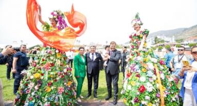 İzmir’in geleneksel festivaliyle Bayındır’da yine çiçekler açtı