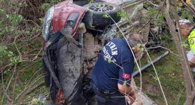 Şarampole devrilen otomobildeki anne öldü, bebeği ve eşi yaralandı