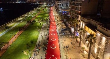İzmir'de 350 Metrelik Dev Türk Bayrağıyla Yürünecek