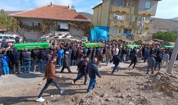 Tur otobüsü kazasında hayatını kaybedenler toprağa verildi