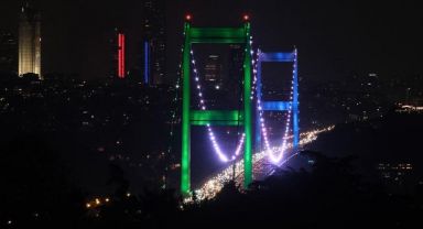 FSM Köprüsü Özbekistan Milli Bayrak Günü İçin Işıklandırıldı