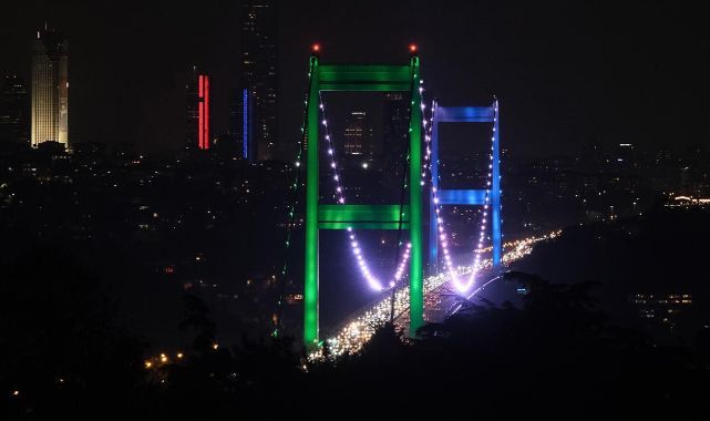 FSM Köprüsü Özbekistan Milli Bayrak Günü İçin Işıklandırıldı