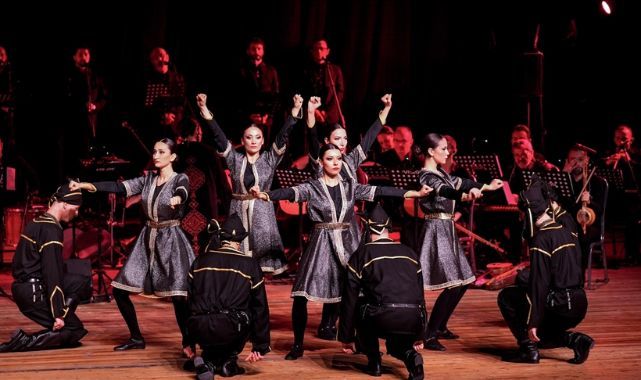 Türk Dünyası'nın Renklerini Müzik ve Dansla Tanıtıyorlar