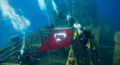 Cumhuriyetin Ay-Yıldızı Çeşme'nin Mavi Derinliklerinde