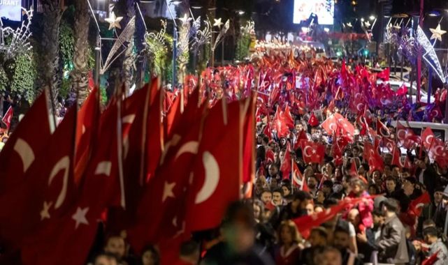 İzmir Kırmızı Beyaza Büründü