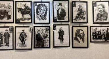 Kara Kalemle Mustafa Kemal Atatürk'ün Hayatını Resmetti